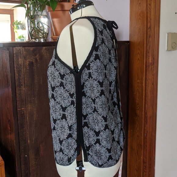 GAP keyhole tie black & white medallion top EUC - Picture 5 of 8